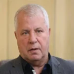قاب خانوادگی از جشن تولد ۸۰سالگی علی پروین / او در کنار همسر و دخترش + عکس