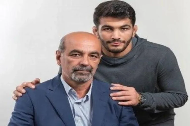 واکنش تند پدر حسن یزدانی به پیش‌بینی عجیب گزارشگر کشتی! + عکس