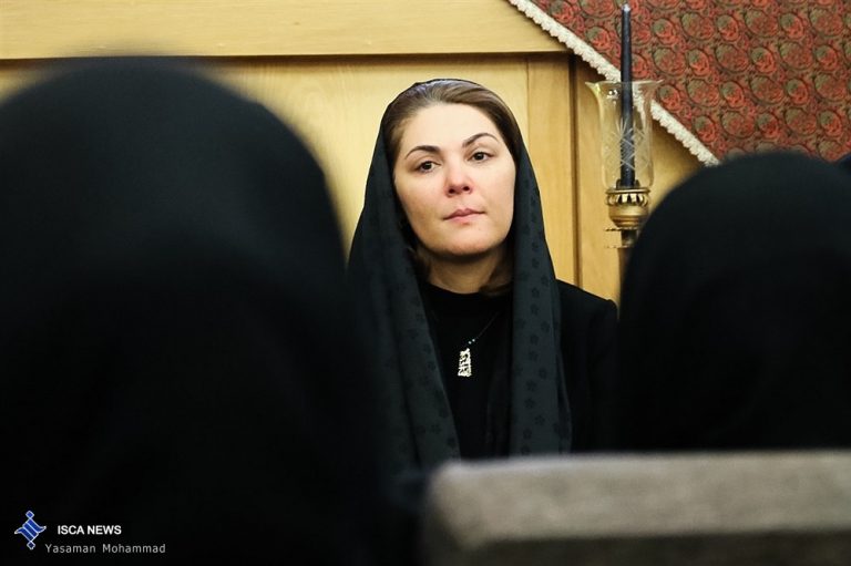 تصاویر دلخراش حضور هنرمندان در مراسم ختم پدر لاله و ستاره اسکندری