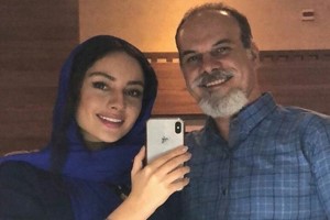 بازیگران و چهره های مشهور در کنار پدر و مادرهایشان 132