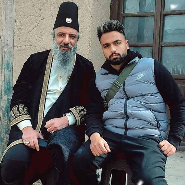 یونس حران اف کنار امیر جعفری با لباس تاریخی در پشت صحنه جیران