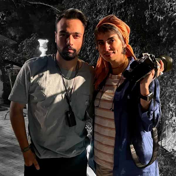 یونس حران اف در قاب دو نفره کنار فردی با دوربین عکاسی