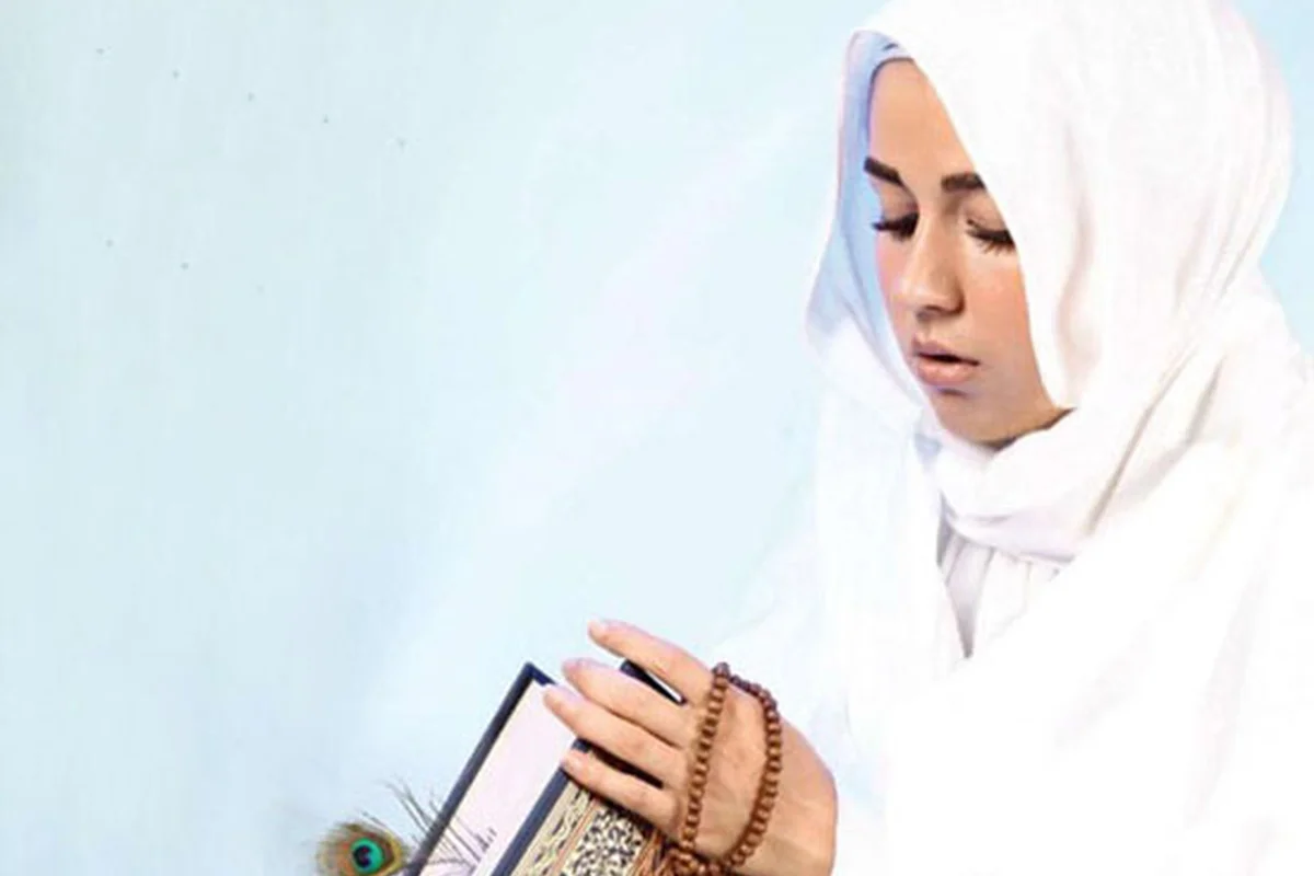 افسانه پاکرو: راز آرامش و تمرکز در نماز اول وقت + عکس