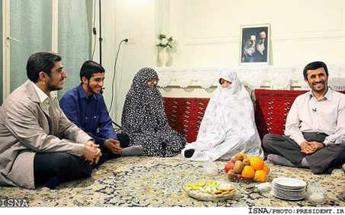 عکس احمدی نژاد در کنار پدر و مادر عکس احمدی نژاد در کنار پدر و مادر
