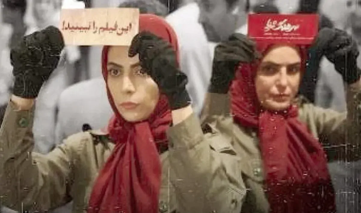 سرهنگ ثریا | لیلی عاج — یک روز پیش از اکران فیلم «مصلحت»، بیلبوردهای متعددی در تهران نصب شد که ظاهرشان شبیه صفحه یک روزنامه و یک خبر فوری و مهم بود. روی این بیلبوردها نوشته شده بود سرهنگ ثریا | لیلی عاج — یک روز پیش از اکران فیلم «مصلحت»، بیلبوردهای متعددی در تهران نصب شد که ظاهرشان شبیه صفحه یک روزنامه و یک خبر فوری و مهم بود. روی این بیلبوردها نوشته شده بود