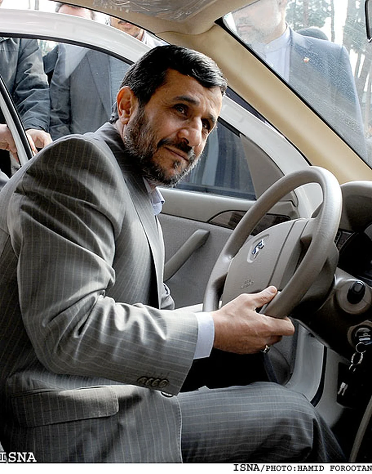 احمدی نژاد در حال رانندگی احمدی نژاد در حال رانندگی