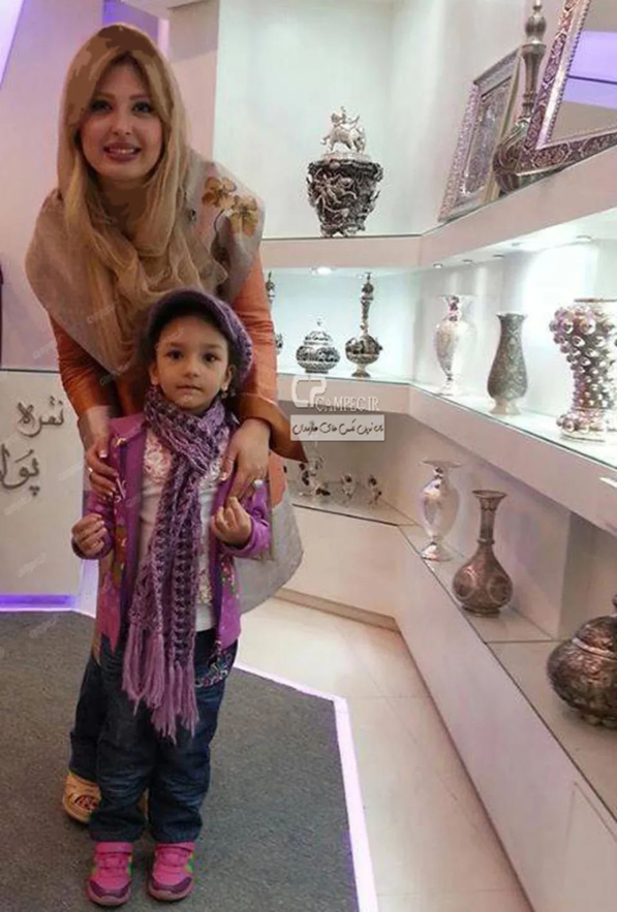 نیوشا ضیغمی در گالری نقره همسرش آرش پولادخان تصاویر او و همسرش نیوشا ضیغمی در گالری نقره همسرش آرش پولادخان
