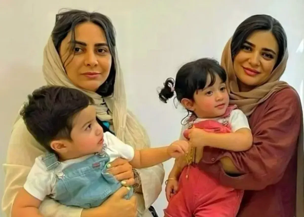 لیندا کیانی و فرزندان دوقلویش در کنار خواهرش لیندا کیانی و فرزندان دوقلویش در کنار خواهرش