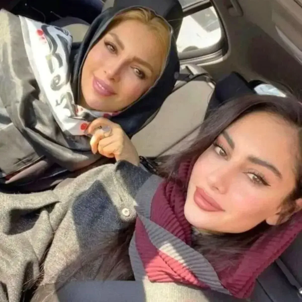 ترلان پروانه در کنار مادرش ترلان پروانه در کنار مادرش