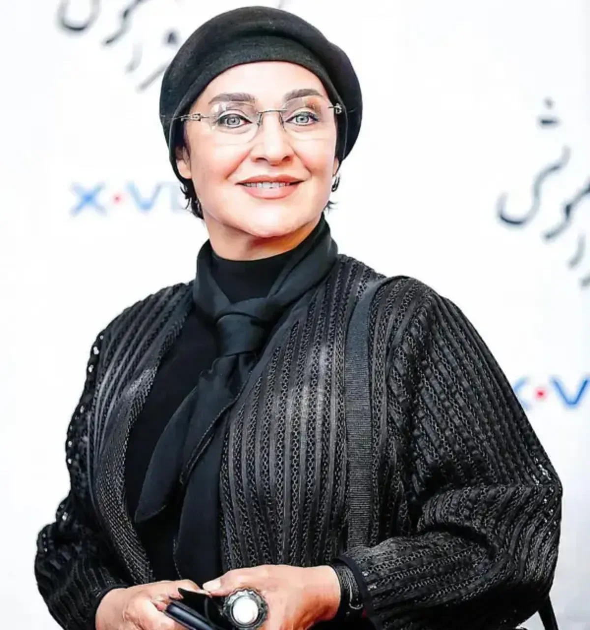 رویا نونهالی از بازیگران خواب و بیدار رویا نونهالی با لباس مشکی و عینک