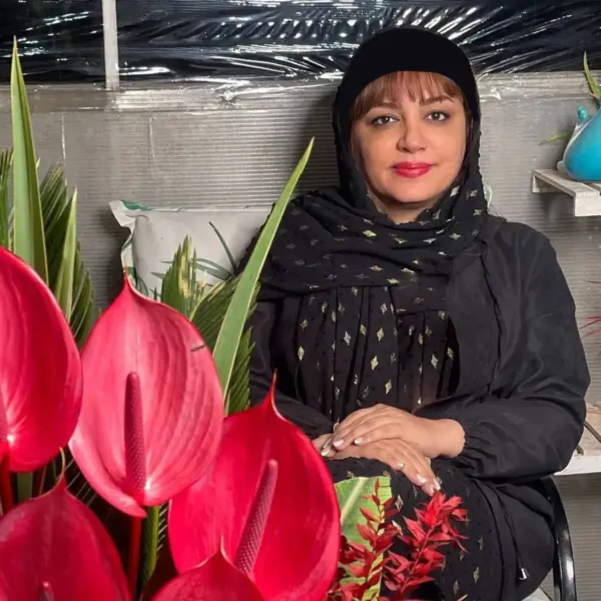 لیلا برخورداری از بازیگران خواب و بیدار لیلا برخورداری با پوشش مشکی در کنار گلهای قرمز