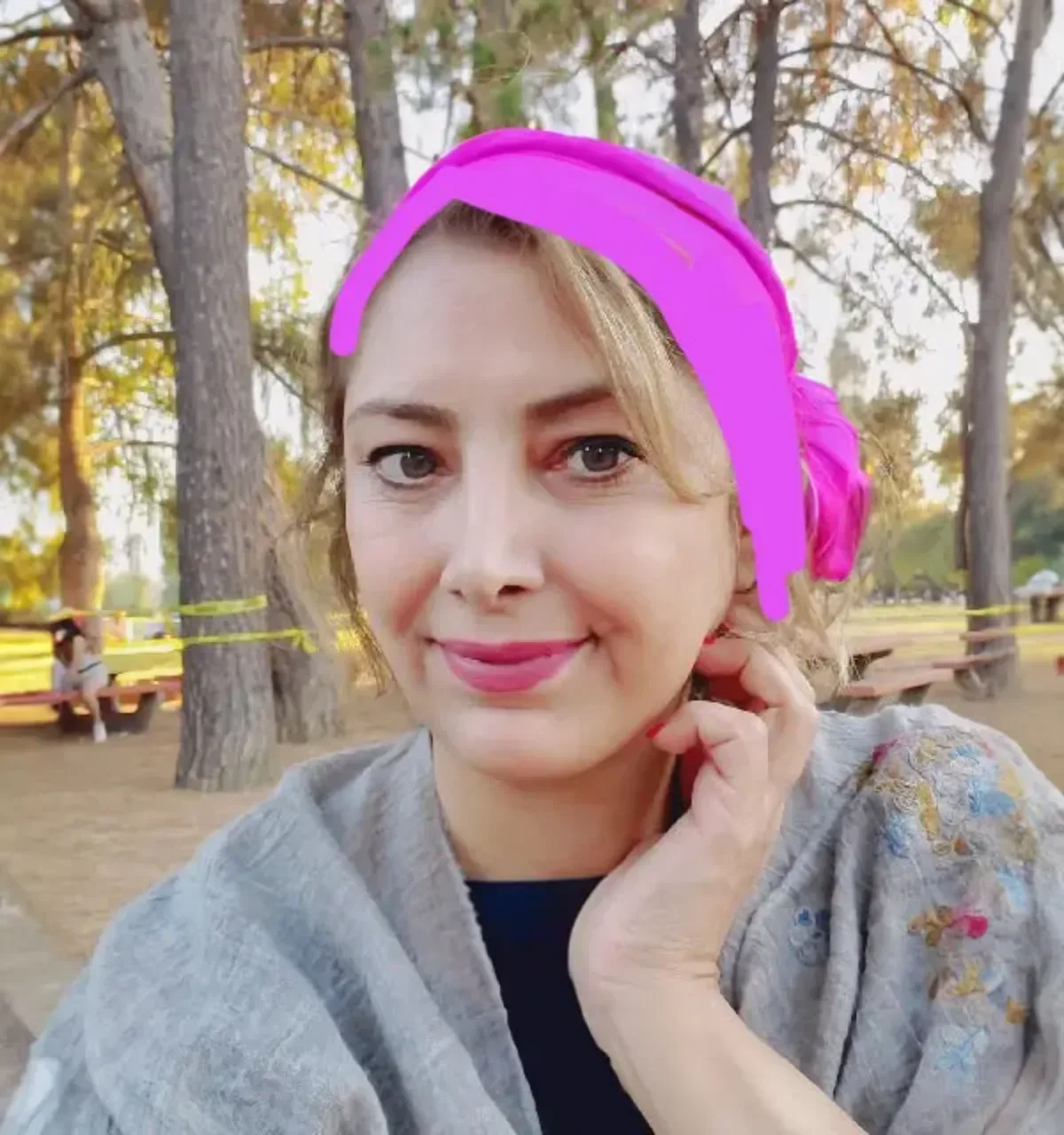 لادن طباطبایی از بازیگران خواب و بیدار لادن طباطبایی با روسری صورتی در فضای باز