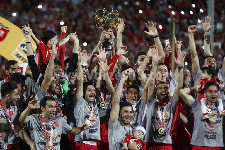 بازیکنان پرسپولیس با فرزندان کوچکشان در جشن قهرمانی