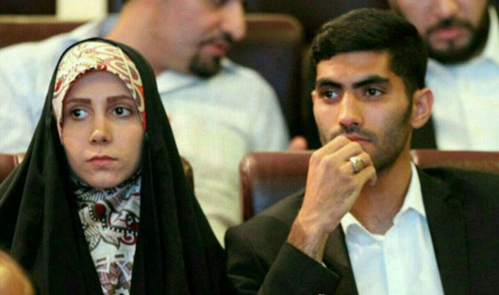 محمد انصاری در کنار همسرش