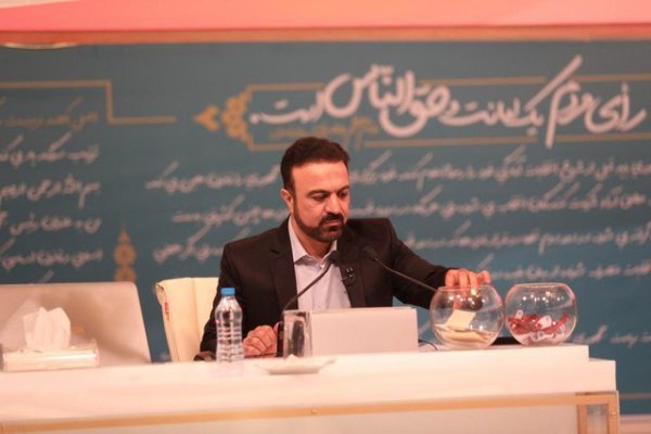 گزارش یک رسانه خارجی از زندگی خصوصی و کار مرتضی حیدری، مجری مناظره‌های انتخاباتی امسال+ تصویر او و همسرش