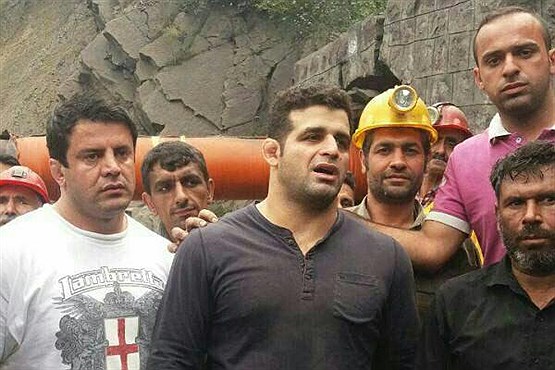 حضور کشتی گیر المپیکی در محل حادثه معدن +عکس