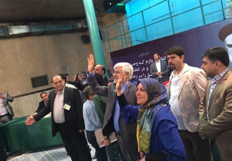 عارف و همسرش پای صندوق رأی در حسینیه جماران