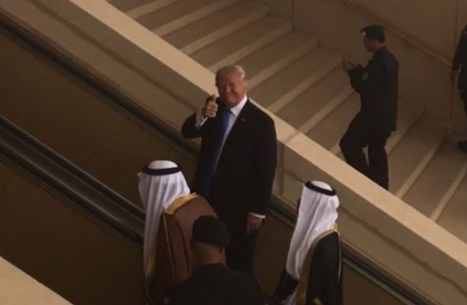 حرکت غیراخلاقی ترامپ درعربستان جنجال به پا کرد! ترامپ در عربستان