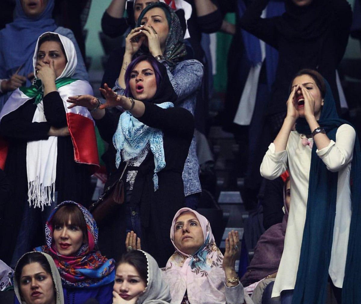 خانواده والیبالیست‌ها در ورزشگاه