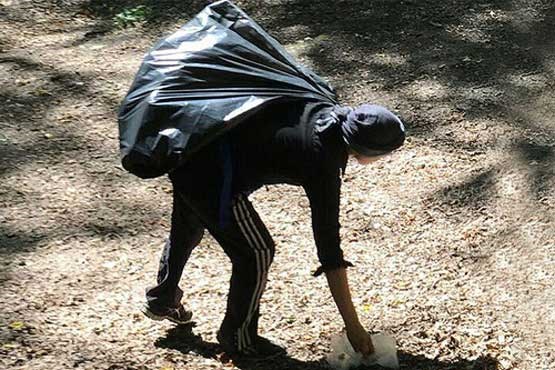 جمع آوری زباله توسط هدیه تهرانی در یکی از بوستان های تهران!