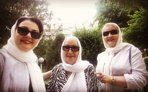 عکس جالب آناهیتا همتی در کنار مادر و مادربزرگش آناهیتا همتی با مادر و مادربزرگش
