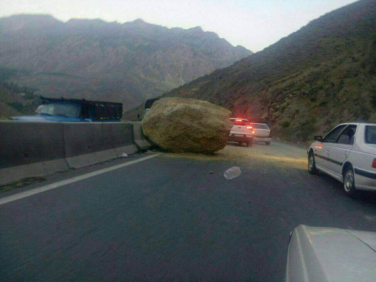سقوط تخته سنگ در محور هراز