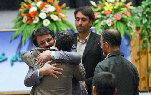 علیرضا افتخاری درباره بغل کردن احمدی‌نژاد: طناب خریدم که خودکشی کنم!