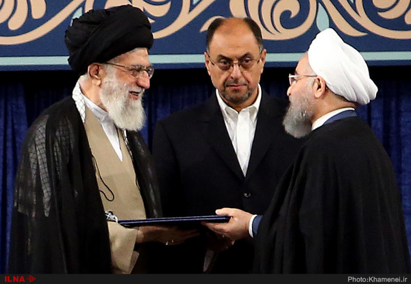 بوسه حسن روحانی بر شانه رهبر انقلاب پس از تنفیذ