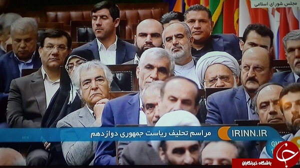 حاشیه تحلیف | کریم باقری در حال دید زدن گوشی علی پروین! کریم باقری در مراسم تحلیف روحانی