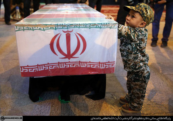حضور رهبر انقلاب در کنار پیکر مطهر شهید حججی