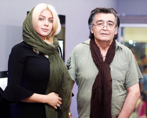 تیپ و ژست رضا رویگری و همسرش در کمپ کویری!
