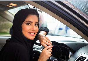 زنان عربستانی در حال خرید خودروهای لاکچری
