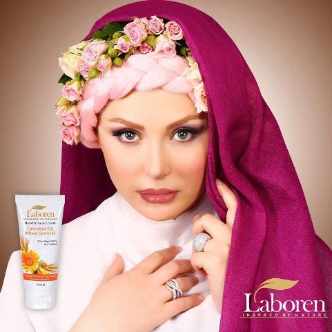 نیوشا ضیغمی در حال تبلیغ کرم