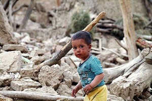 جشن تولد کودک زلزله‌زده در چادر