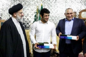 اهدای لباس خادمی حرم امام رضا به علیرضا کریمی!