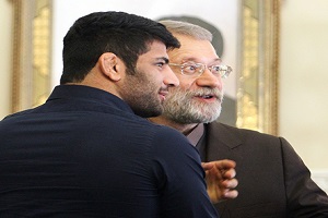 تقدیر علی لاریجانی از کشتی گیران و وزنه برداران در مجلس