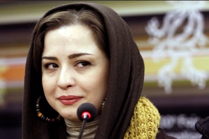 ژست های جالب مهراوه شریفی نیا در کنارشخصیت های کارتونی معروف!