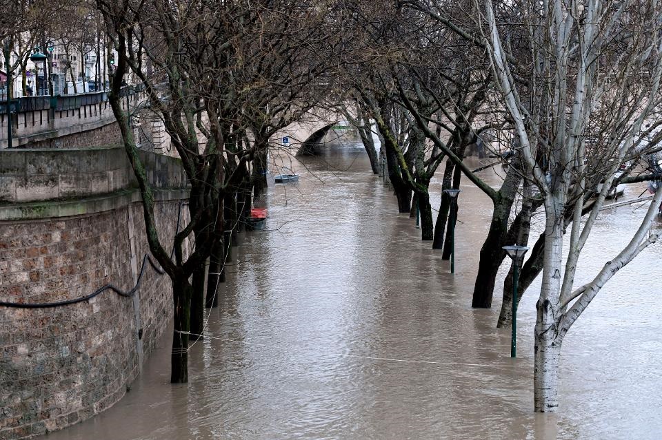 بارش باران در پاریس