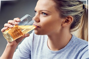 چگونه با کمک سرکه سیب شکمتان را آب کنید؟