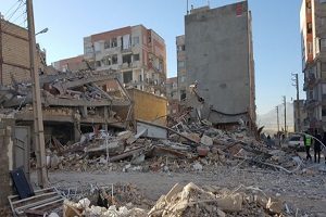 امام جمعه سرپل ذهاب با لباس مبدل درحال امداد!