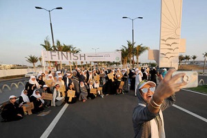 دوی زنان عربستانی با پوشش متفاوت به مناسبت روز زن