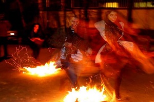 تصاویر دیدنی از شب چهارشنبه سوری در شهرستان‌ها