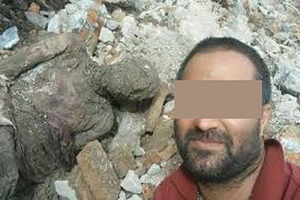 جوانی که با جنازه معروف سلفی گرفت