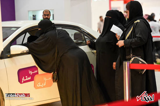 زنان عربستانی در یک نمایشگاه اتومبیل زنان عربستانی در نمایشگاه اتومبیل