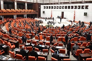 این دختر ۱۸ ساله، جوان‌ترین نامزد انتخابات ترکیه است!