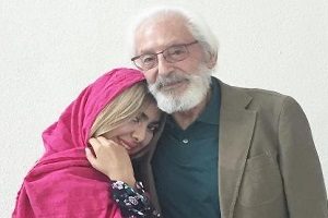 عیادت صحرا مشایخی از پدربزرگش جمشید مشایخی در بیمارستان