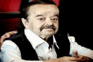 عکسی از اسدالله یکتا و همسرش کنار دریا!