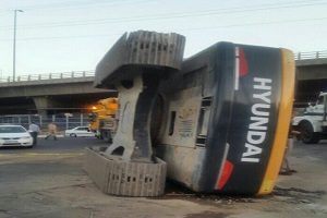 تصاویری از واژگونی تریلر حامل بیل مکانیکی در تهرانپارس را ببینید!