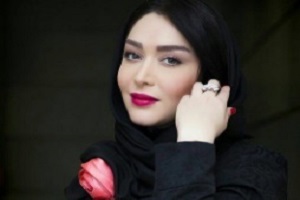 سلفی سارا منجزی پور با چادر در حرم امام رضا (ع)