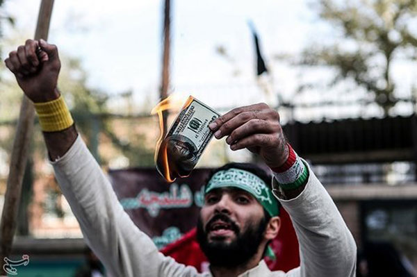 سوزاندن دلار در مراسم راهپیمایی ۱۳ آبان راهپیمایی ۱۳ آبان تهران